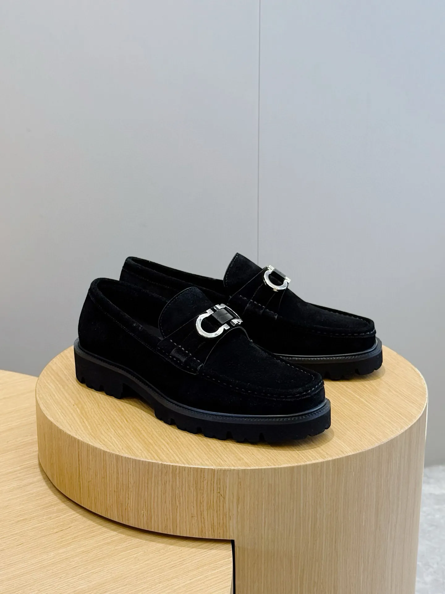 [Ferragamo] Top P: 760💰 Number of yards: 39~44 (38.45. Customized, non-returnable) Ferragamo men's leather derby shoes. The new derby shoes are light in texture and cool in style. They adopt exquisite eyelet uppers and novelly define urban trends. Made of brushed cowhide, it has a plump and rounded toe box and is decorated with delicate wingtip decorative details. Imported cowhide + cowhide lining.